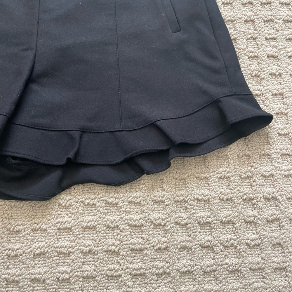 Ruffle edge skort EUC - Picture 3 of 7